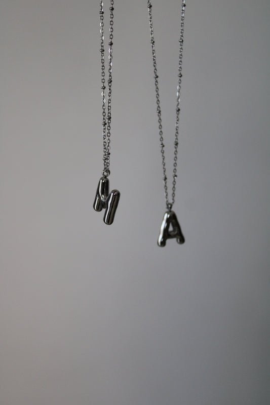 Collar Inicial Globo Plata