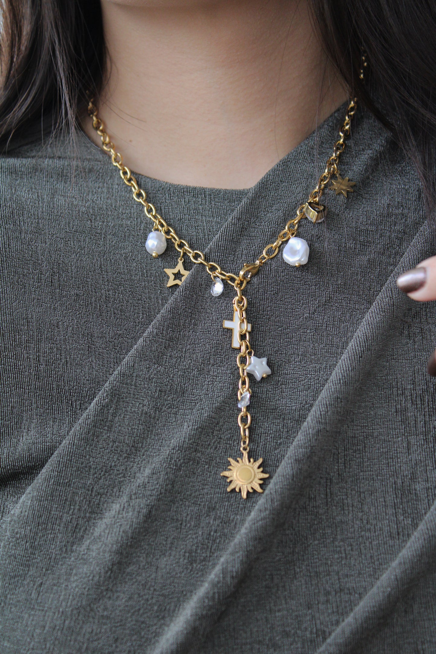 Collar Charm Mix — Sol, cruz, perlas y estrellas