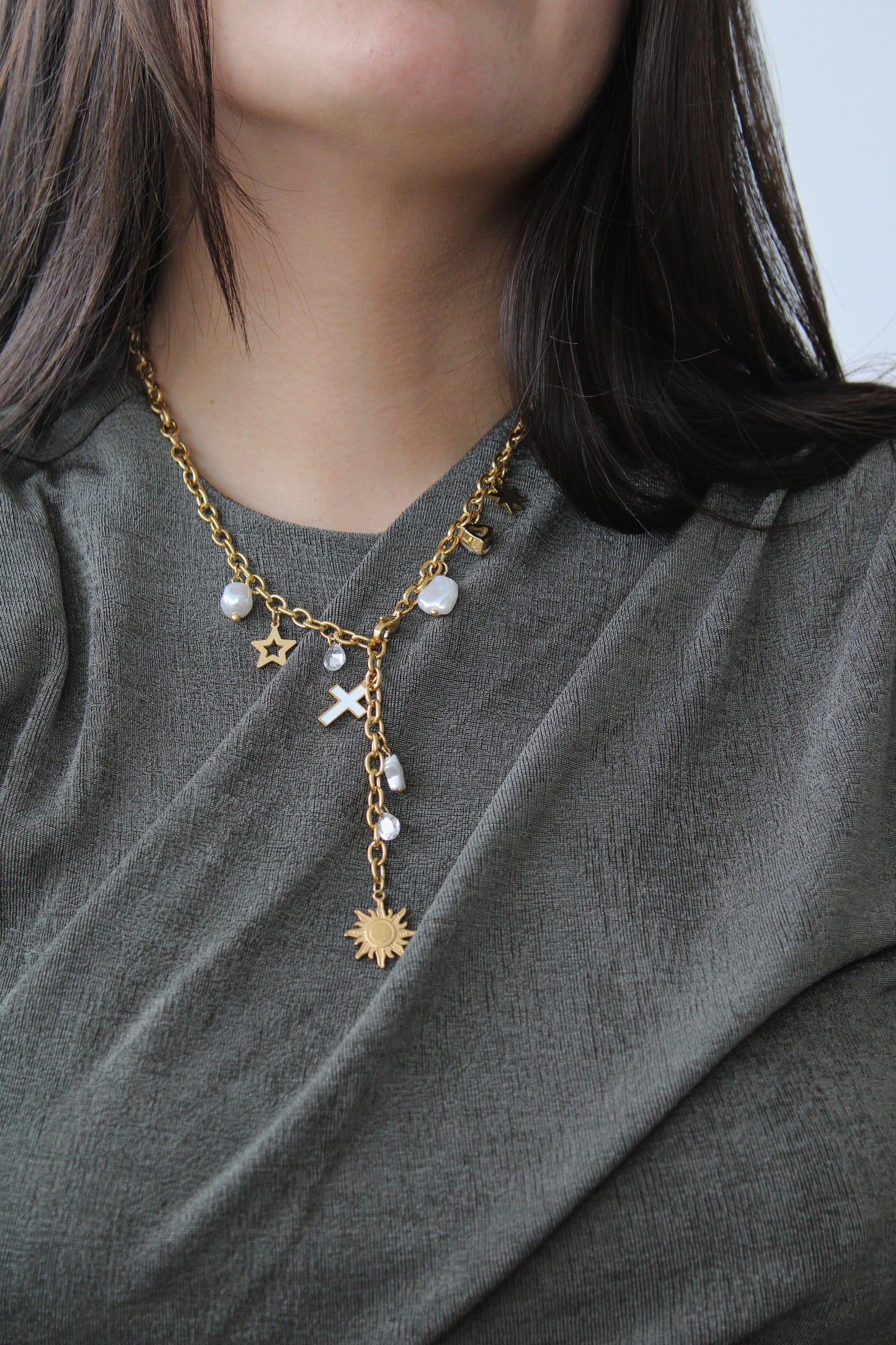 Collar Charm Mix — Sol, cruz, perlas y estrellas